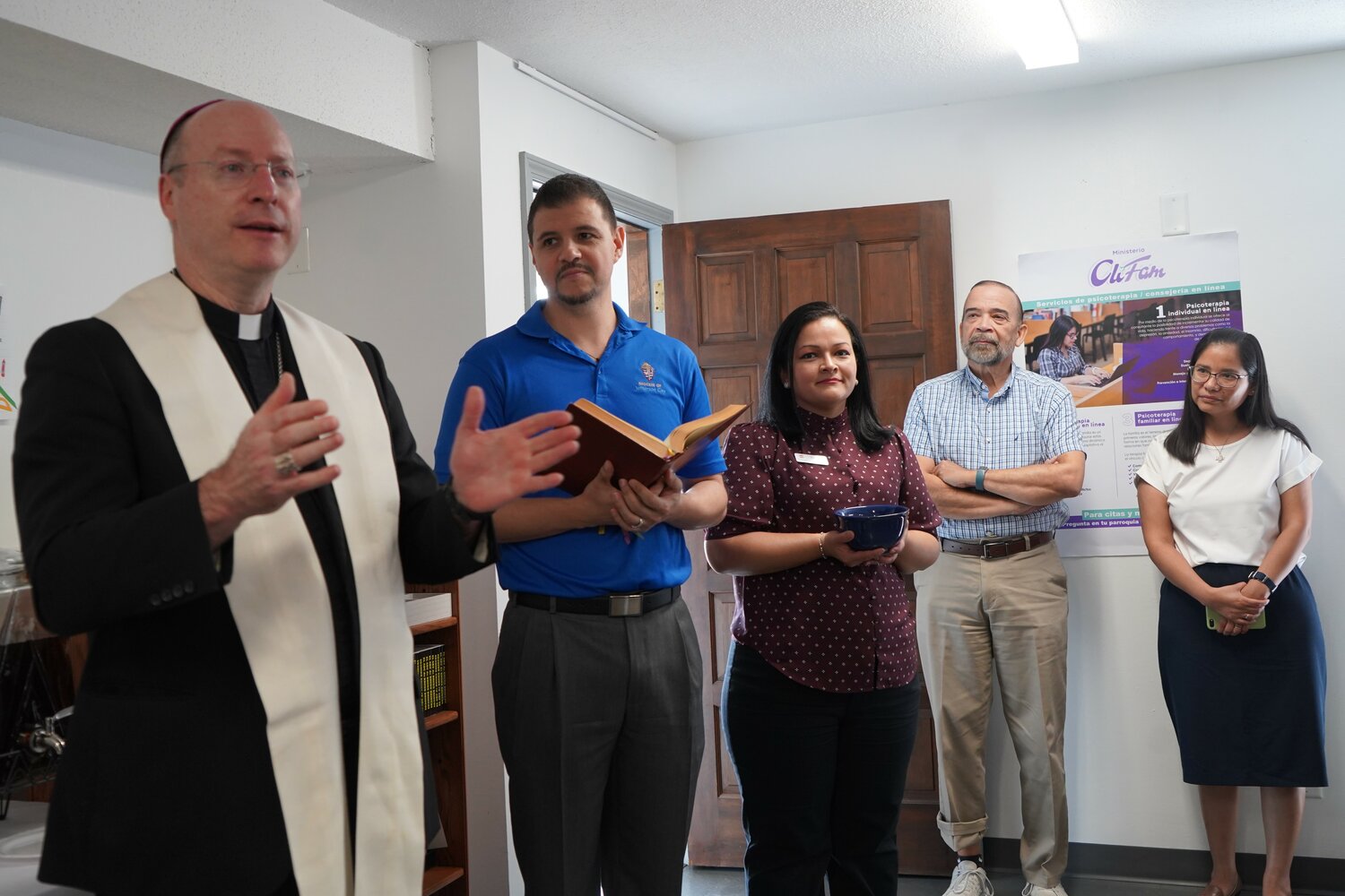 El Obispo W. Shawn McKnight dirige un servicio de oración para bendecir la expansión de la sede de El Puente-Hispanic Ministry en Jefferson City.
